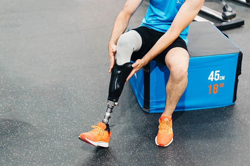Sportif avec une prothèse de jambe droite